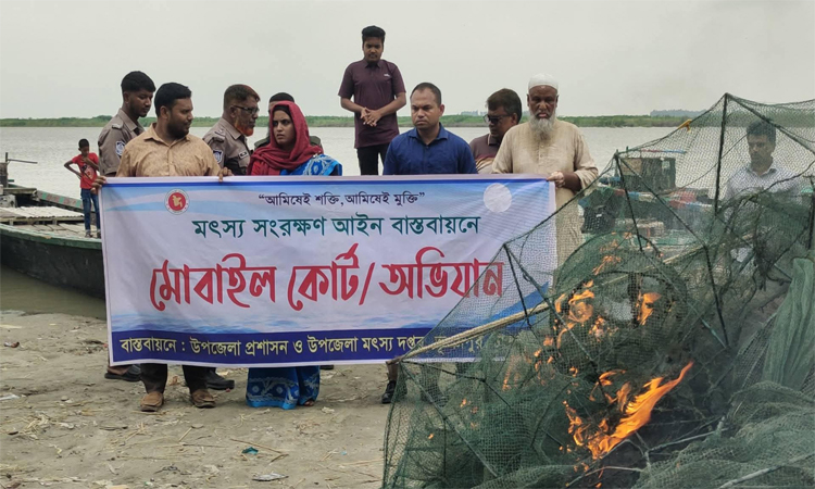 টাঙ্গাইলে যমুনা নদীতে জব্দকৃত অবৈধ জাল ধ্বংস
