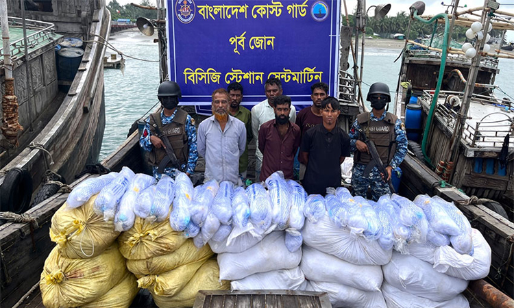 সেন্টমার্টিনে ৩২ কোটি টাকার অবৈধ কারেন্ট জালসহ ৬ চোরাচালানকারী আটক
