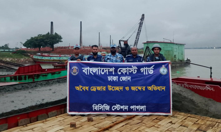 নারায়ণগঞ্জে অবৈধভাবে মাটি উত্তোলনকালে ২টি ড্রেজার ও বাল্কহেড জব্দ