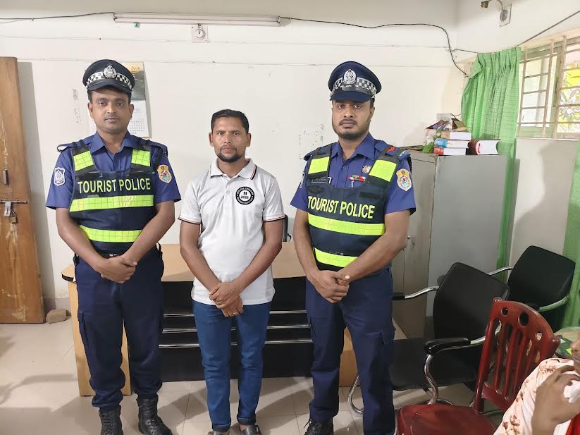 নওগাঁয় বৌদ্ধবিহারে বিদেশি পর্যটক হেনস্তা, যুবক আটক
