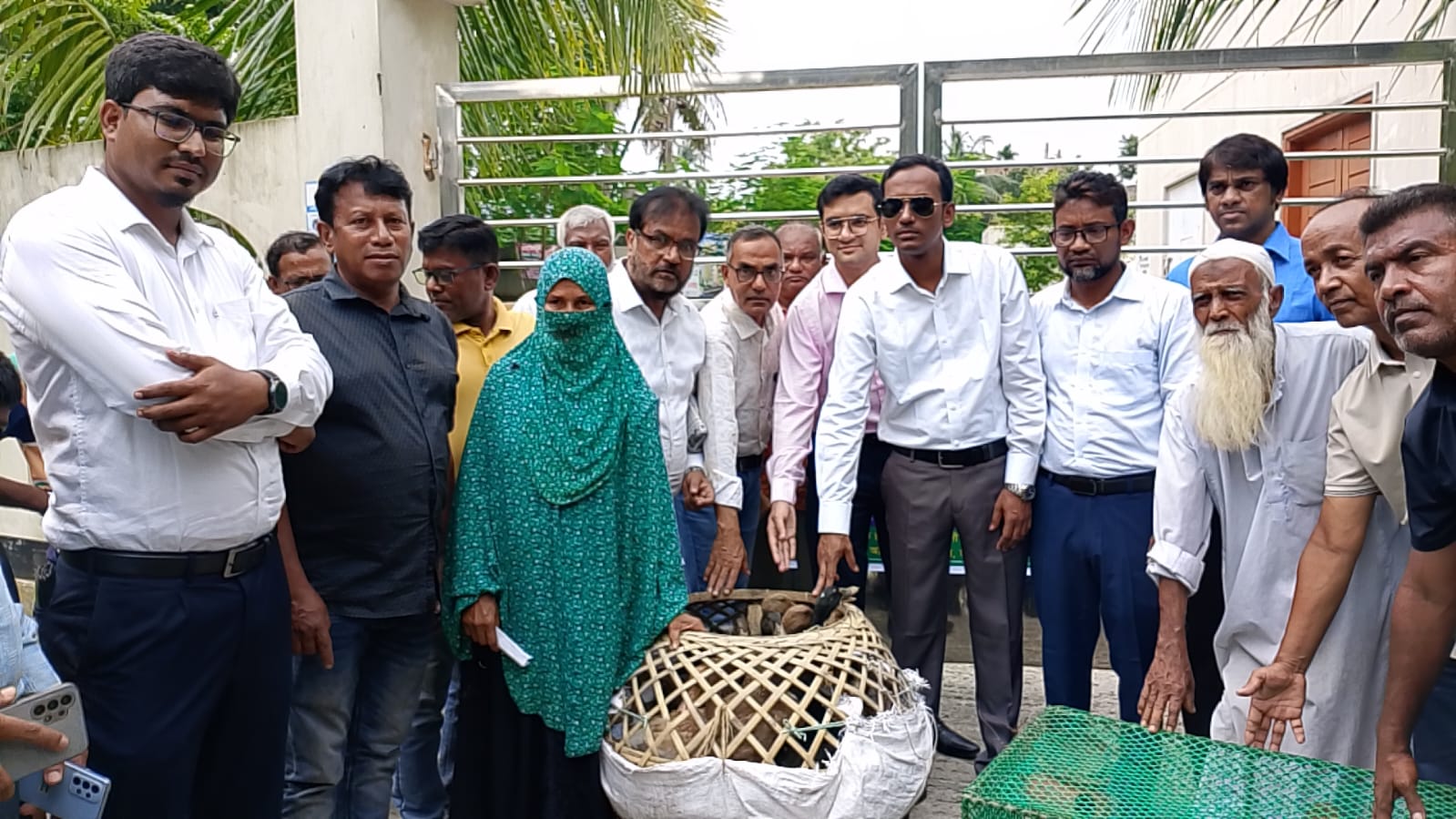 সিরাজগঞ্জে প্রান্তিক জনগোষ্ঠীর মধ্যে হাঁস বিতরণ 