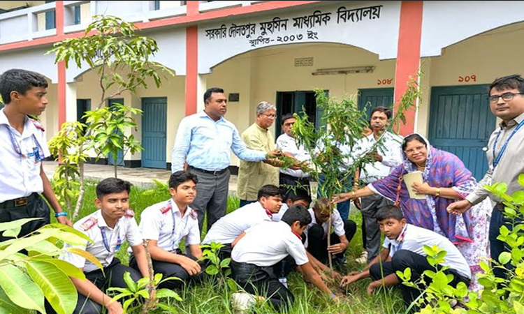 খুলনায় পরিবেশ সুরক্ষা ও জলবায়ুর পরিবর্তন রোধে দু’শতাধিক শিক্ষার্থীর অঙ্গীকার