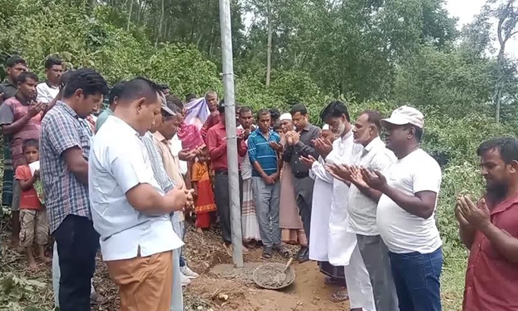 দুর্গাপুর সীমান্তে বন্যহাতির উপদ্রব ঠেকাতে সোলার স্ট্রিটলাইট স্থাপন