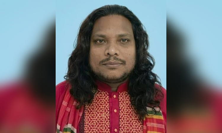 বিটিভির ‘রঙের বাজার’ মাতিয়ে দেশজুড়ে সুনাম কুড়াচ্ছেন নওগাঁর বাউল শাহিন