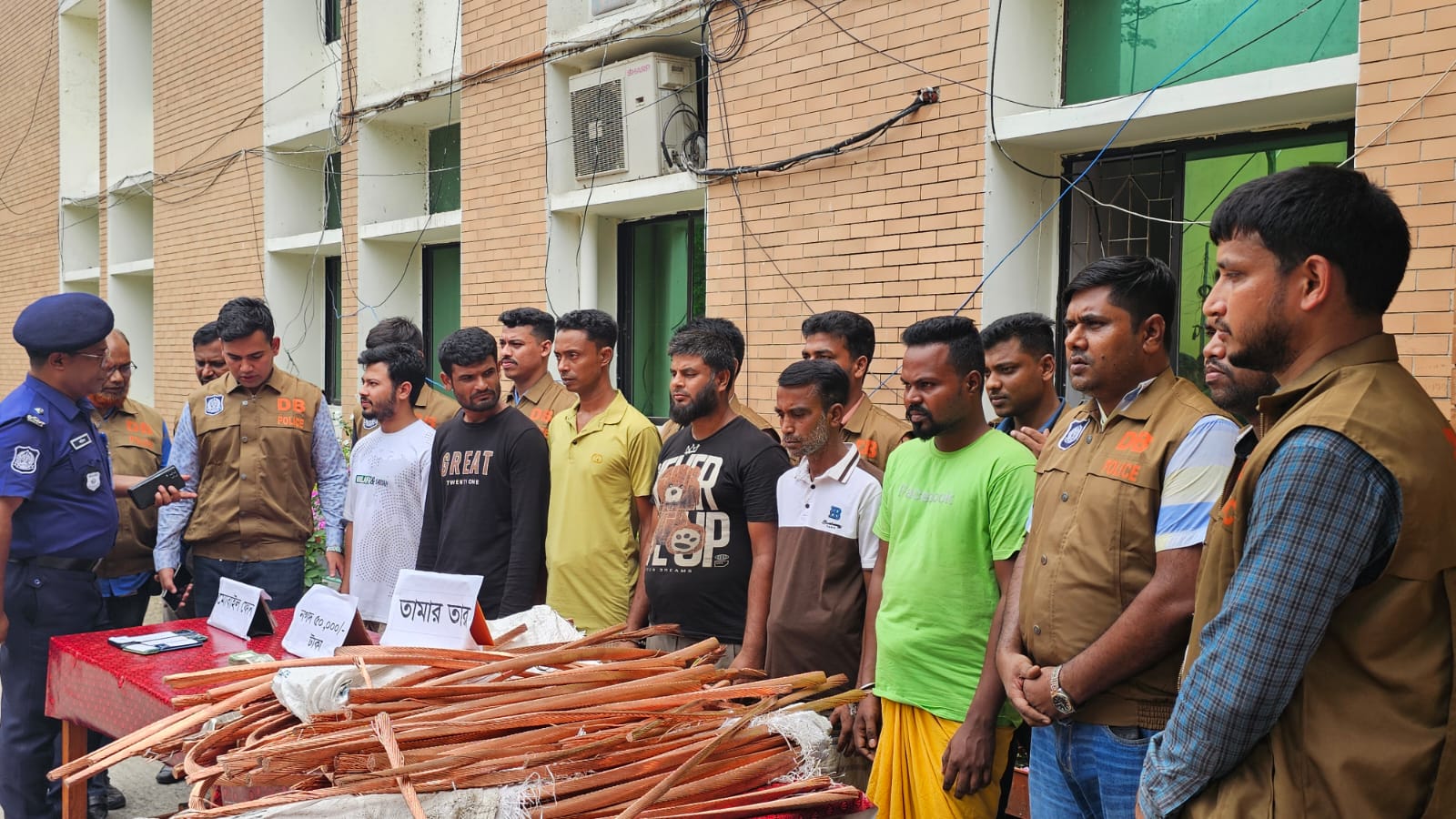 নাটোরে জুট মিলের লুণ্ঠিত মালামালসহ ৬ ডাকাত গ্রেফতার