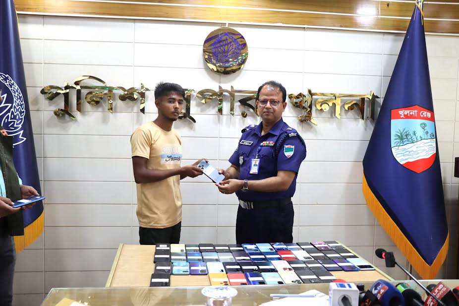 খুলনায় উদ্ধারকৃত ৫০টি মোবাইল প্রকৃত মালিকদের কাছে হস্তান্তর
