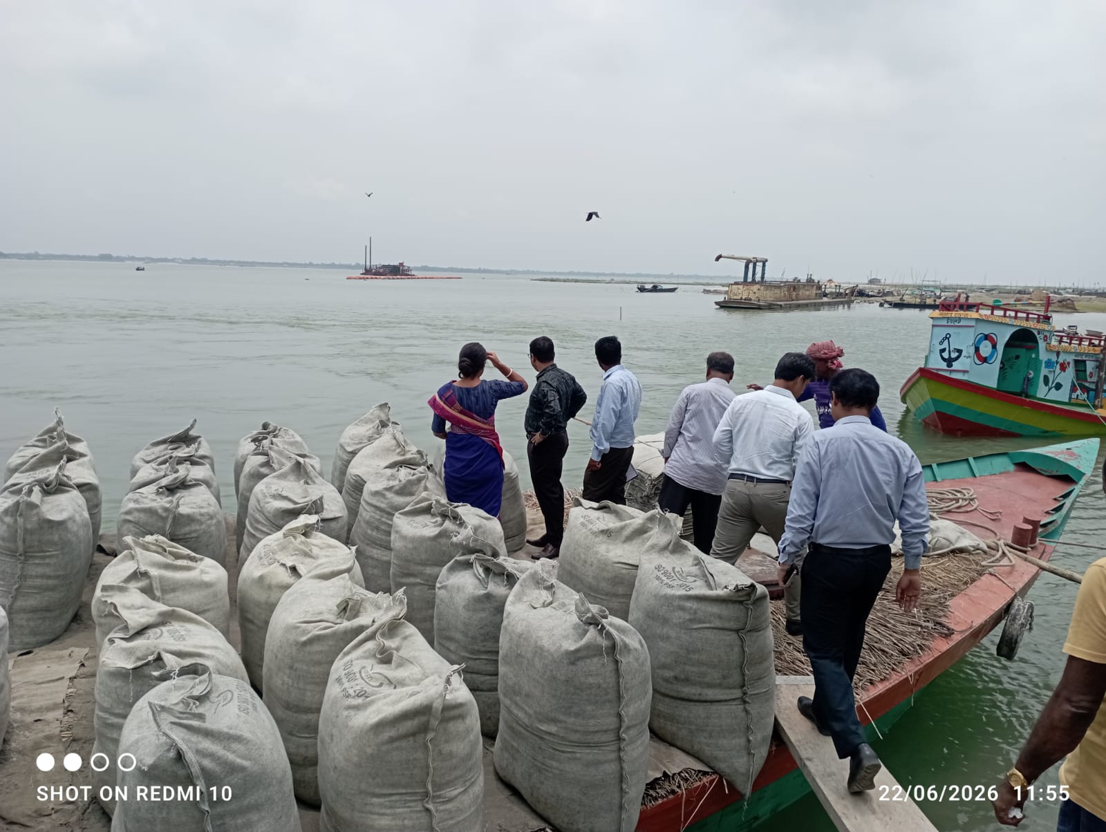 রাজবাড়ীতে পদ্মা নদীর ভাঙন প্রতিরোধে ডাম্পিং কার্যক্রম শুরু 