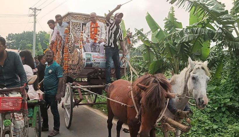 নওগাঁয় ফুলে মোড়ানো ঘোড়ার গাড়িতে করে প্রধান শিক্ষকের বিদায়