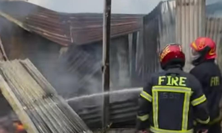 গাজীপুরে টিনশেড কলোনিতে অগ্নিকাণ্ড, ৩৫টি বসতঘর পুড়ে গেছে