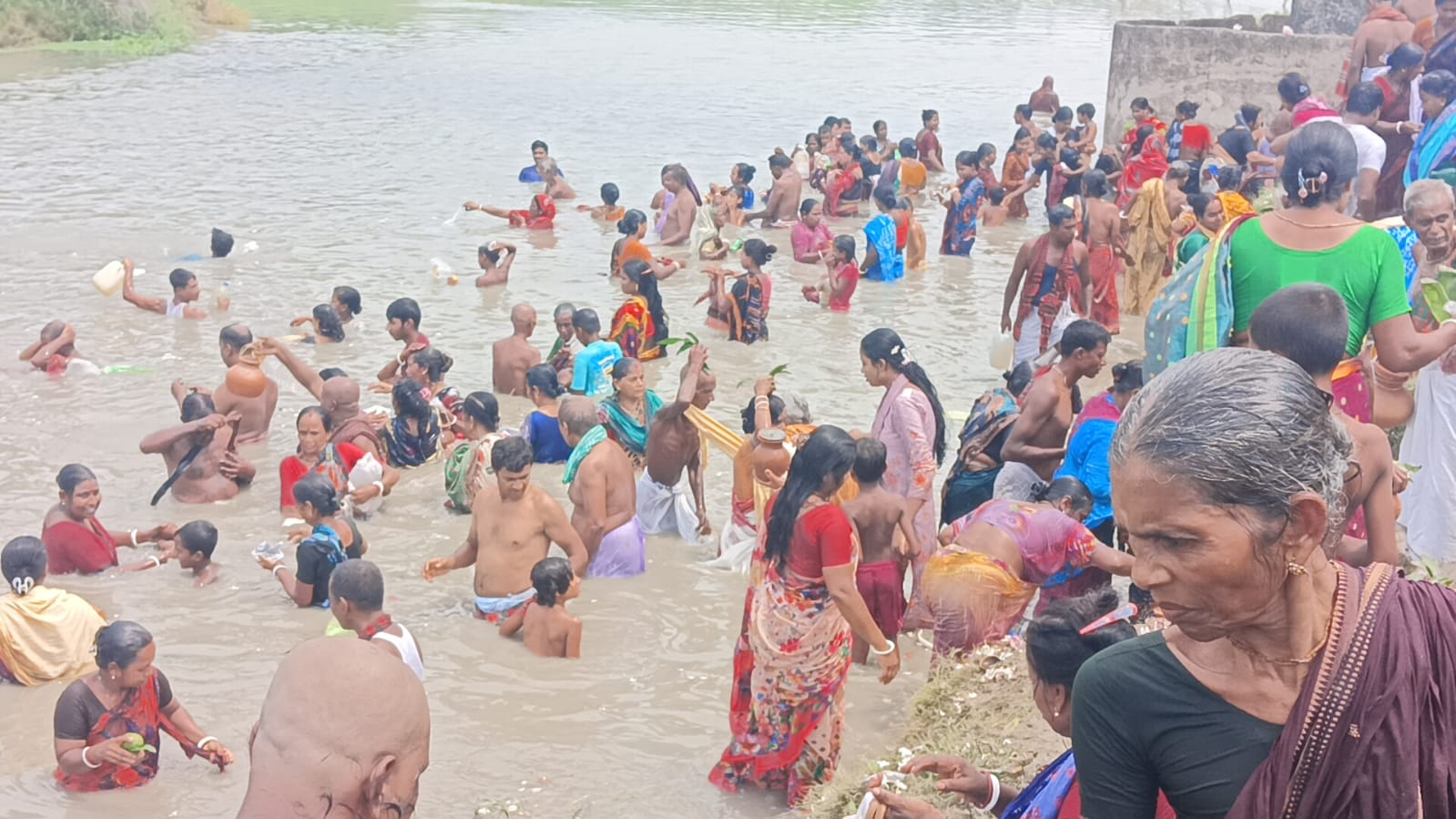 চাঁপাইনবাবগঞ্জের কানসাটে ঐতিহ্যবাহী দশহারা গঙ্গাস্নানে পূণ্যার্থীদের ঢল
