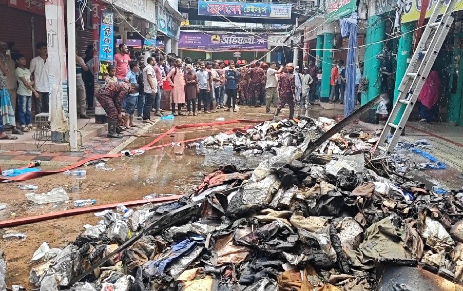 চাঁপাইনবাবগঞ্জ নিউমার্কেটে অগ্নিকাণ্ডে চারটি দোকান পুড়ে ছাই