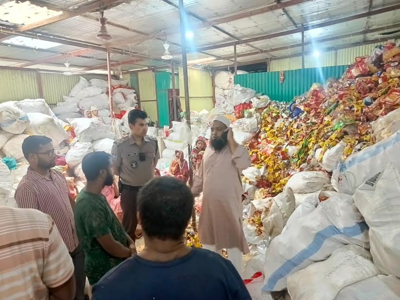 কর্ণফুলীতে অনুমোদনহীন মাছের খাদ্য উৎপাদন করায় জরিমানা