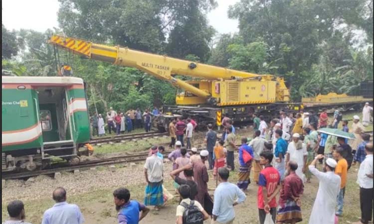 গৌরীপুরে বিজয় এক্সপ্রেসের লাইনচ্যুত তিন বগি উদ্ধার