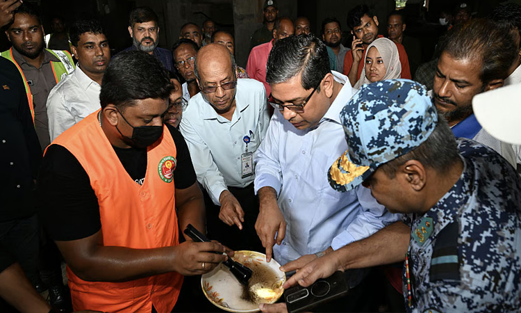 জিগাতলা ও যাত্রাবাড়ীতে স্থানীয় সরকার প্রতিমন্ত্রীর নেতৃত্বে বিশেষ অভিযান