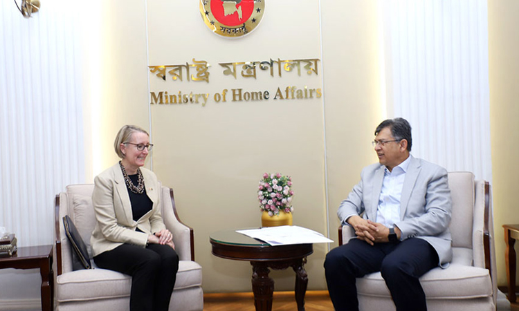 স্বরাষ্ট্রমন্ত্রীর সঙ্গে যুক্তরাজ্যের হাইকমিশনারের সাক্ষাৎ