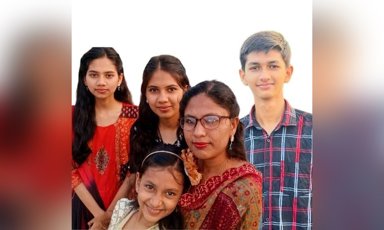 রায়পুরে মা ও তিন মেয়েকে কুপিয়ে হত্যার ঘটনায় থানায় অজ্ঞাত আসামি করে মামলা দায়ের