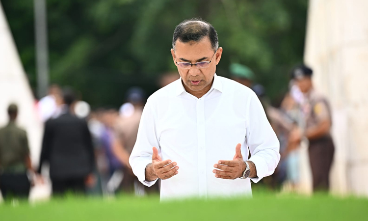 দেশে ফিরেই বাবা-মায়ের মাজার জিয়ারত প্রধানমন্ত্রীর