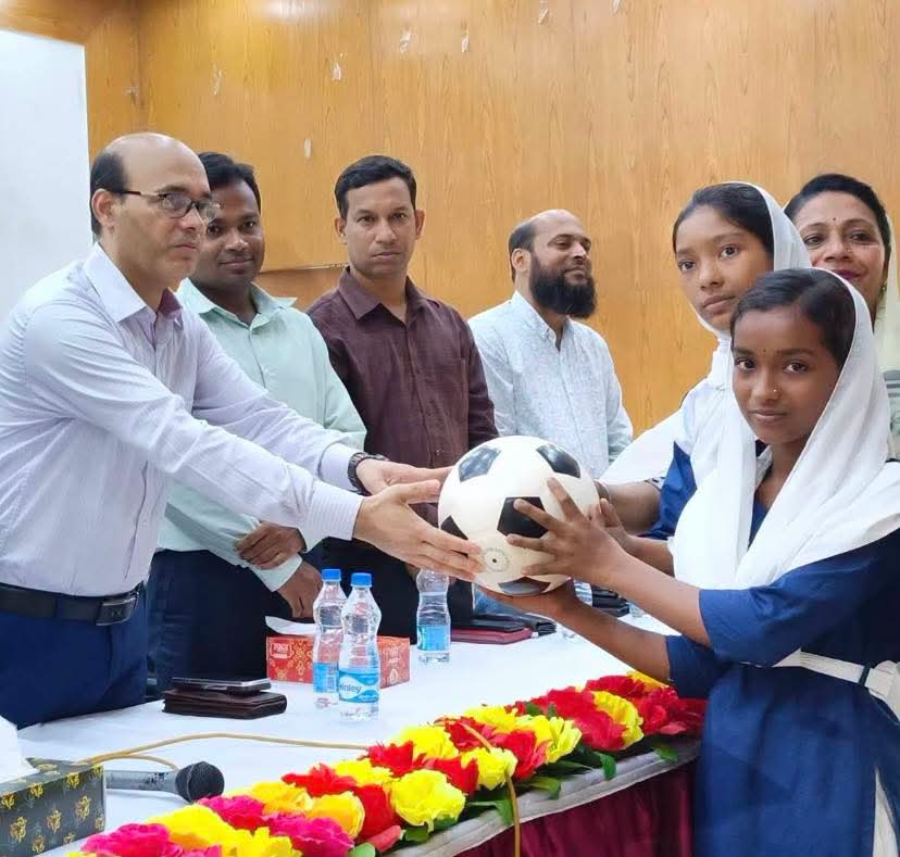 ঝালকাঠিতে শিক্ষা প্রতিষ্ঠান ও সংগঠনের মধ্যে ক্রীড়া উপকরণ বিতরণ