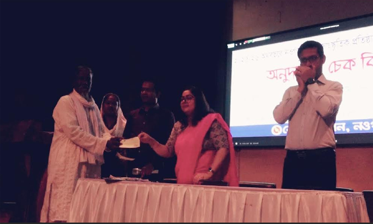 নওগাঁয় সরকারি অনুদানের চেক বিতরণ 