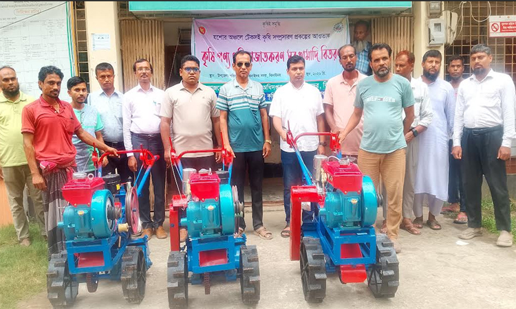 ঝিনাইদহে ‘মিনি গার্ডেন টিলার’ বিতরণ 