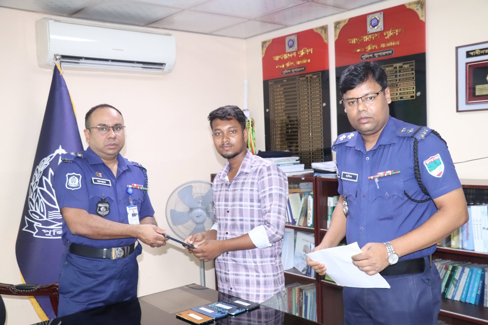 সাতক্ষীরায় উদ্ধারকৃত মোবাইল ফোন ও টাকা মালিকদের কাছে হস্তান্তর