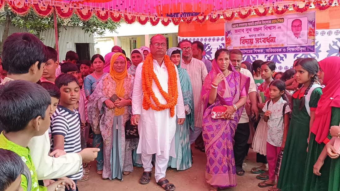 চাঁদপুরে ৩৯ বছর শিক্ষকতা শেষে প্রধান শিক্ষকের রাজকীয় বিদায়