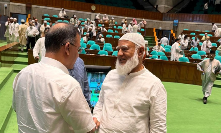 প্রধানমন্ত্রী ও বিরোধী দলীয় নেতার কুশল বিনিময় 