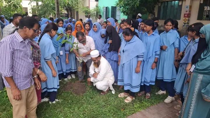 ফরিদপুরে জলবায়ু পরিবর্তন বিষয়ে সচেতনতা সৃষ্টিতে বৃক্ষরোপণ