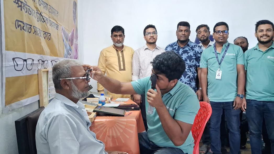 শ্রমিক-চালকদের বিনামূল্যে চক্ষু চিকিৎসা