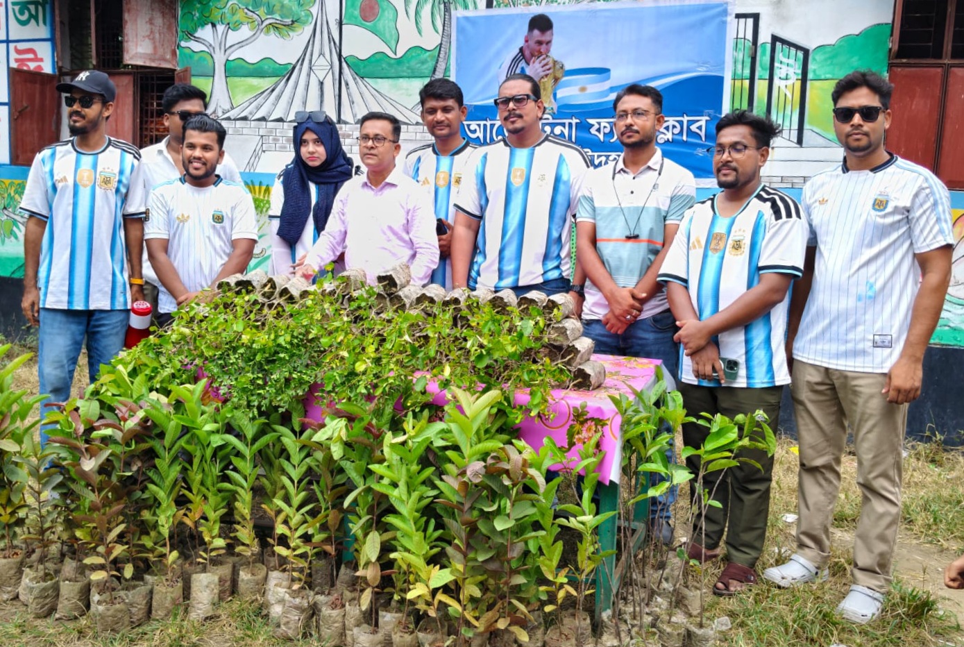 ঝিনাইদহে শিক্ষার্থীদের মাঝে আর্জেন্টিনা ফ্যান ক্লাবের গাছের চারা বিতরণ