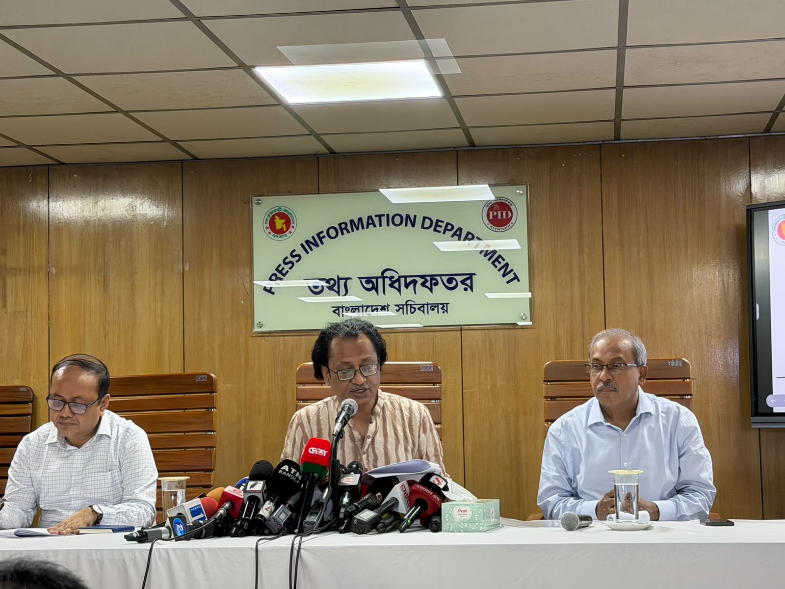 নিরাপদ সীমার চেয়ে ৮ লাখ টন বেশি খাদ্য মজুত রয়েছে : তথ্য উপদেষ্টা