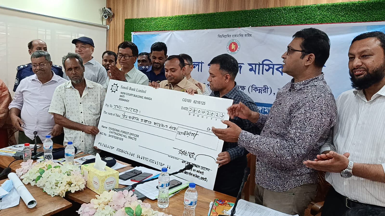 কাপ্তাইয়ে বন্য হাতির আক্রমণে ক্ষতিগ্রস্ত পরিবারকে অনুদানের চেক প্রদান