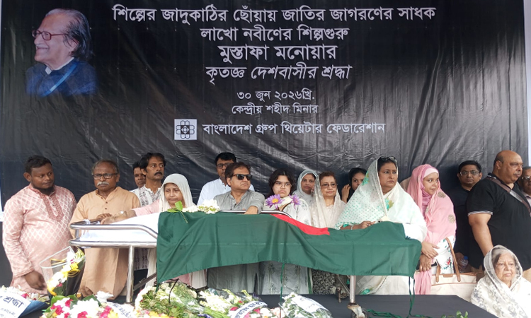 শহীদ মিনারে জনগণের ভালোবাসায় সিক্ত শিল্পী মুস্তাফা মনোয়ার