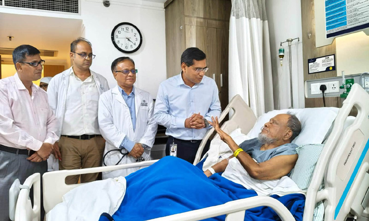 হাসপাতালে চিকিৎসাধীন রফিকুল ইসলাম মিয়ার শারীরিক অবস্থার খোঁজ নিয়েছেন প্রধানমন্ত্রী
