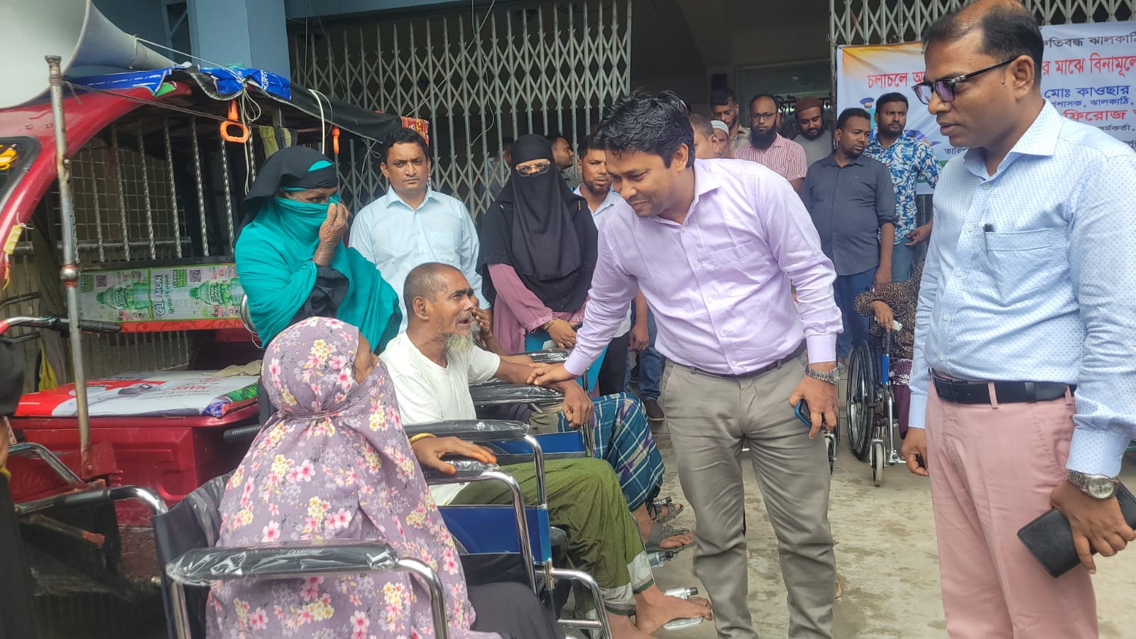 ঝালকাঠিতে প্রতিবন্ধীদের মাঝে হুইল চেয়ার বিতরণ