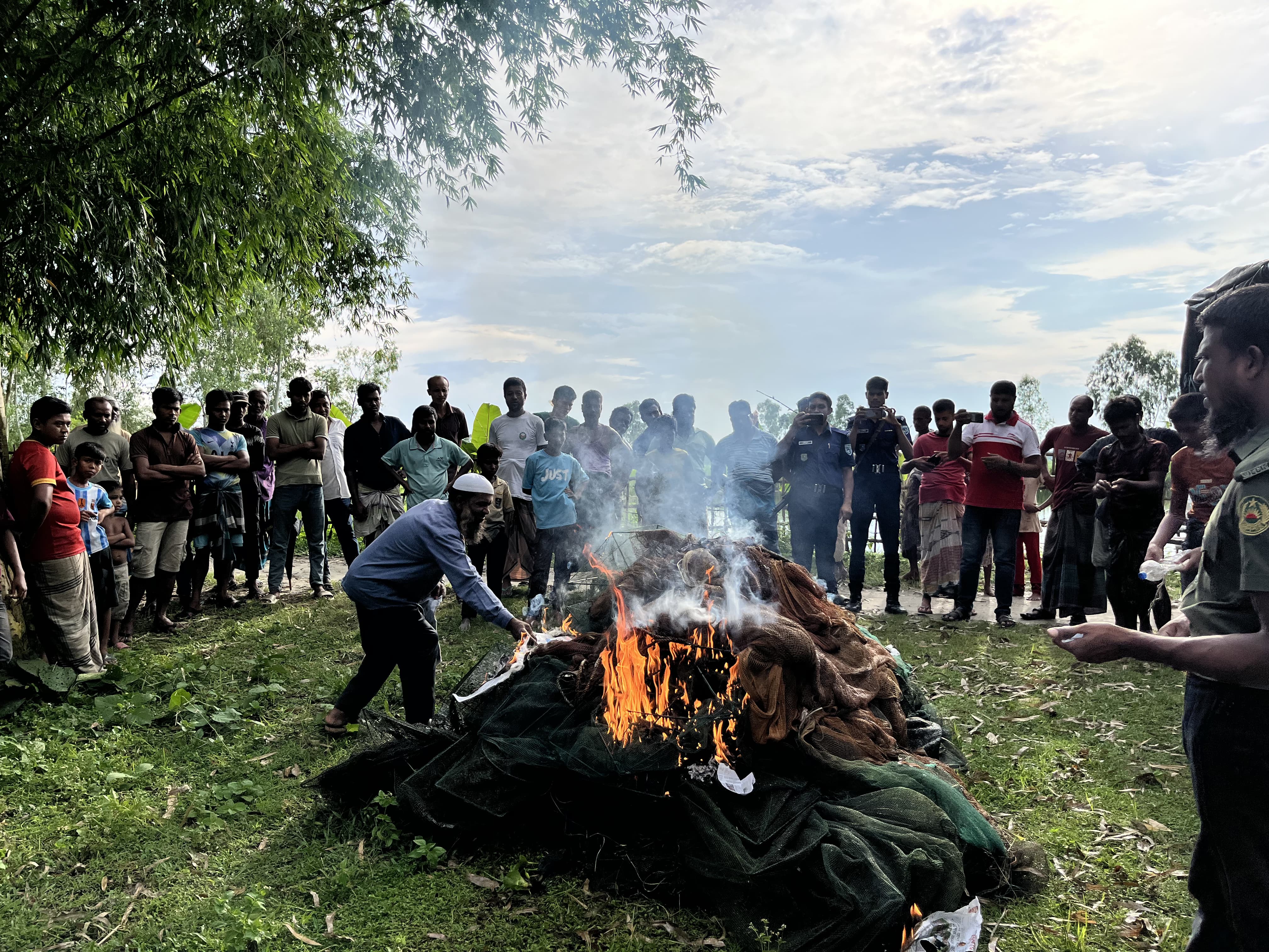 লালমনিরহাটে জব্দ করা চায়না ও ভেসাল জাল পুড়িয়ে ধ্বংস