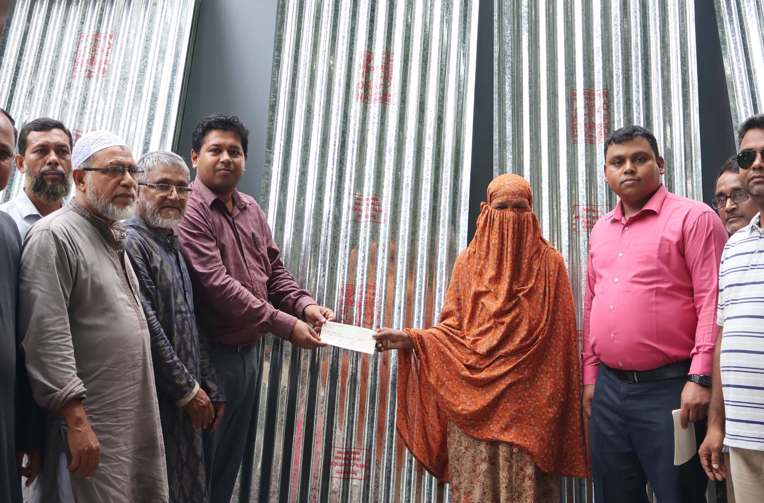 নাটোরে ক্ষতিগ্রস্ত ৩৭ পরিবারকে ঢেউটিন ও নগদ অর্থ প্রদান