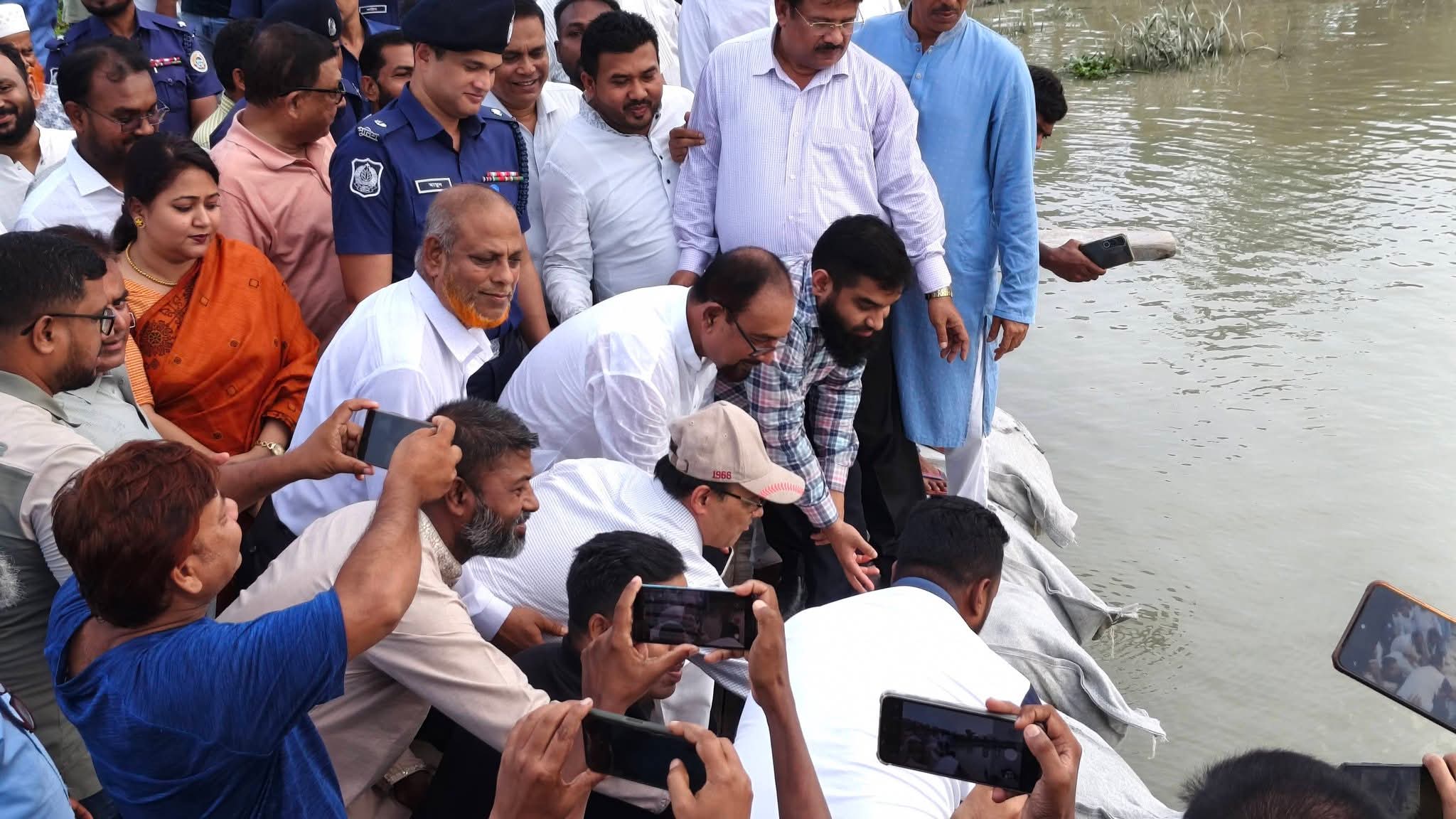 ঝালকাঠির বিষখালী নদীর ভাঙন রোধে জিও ব্যাগ ফেলা কার্যক্রমের উদ্বোধন