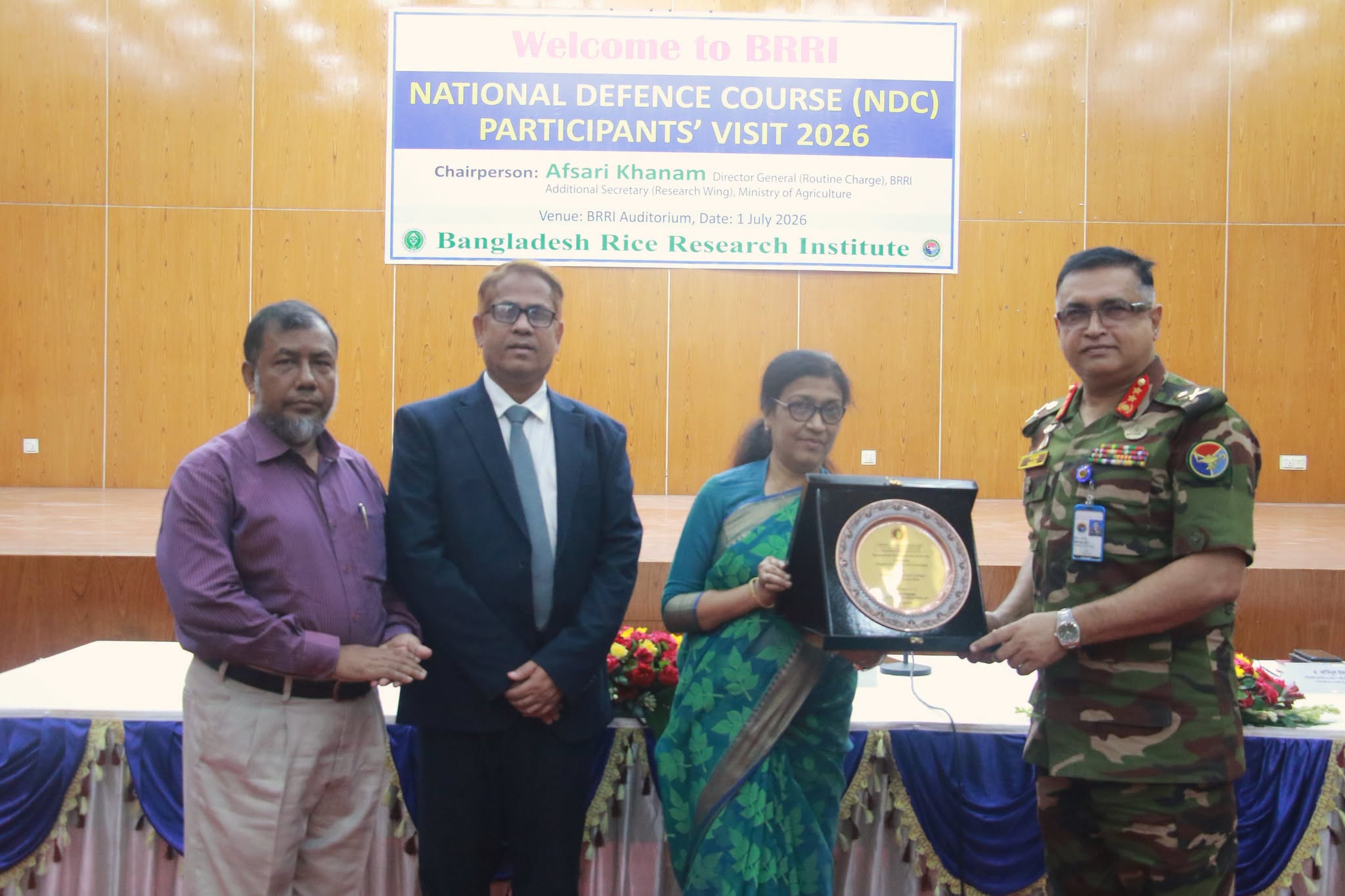ব্রির গবেষণা কার্যক্রম ঘুরে দেখলেন এনডিসি’র প্রতিনিধি দল