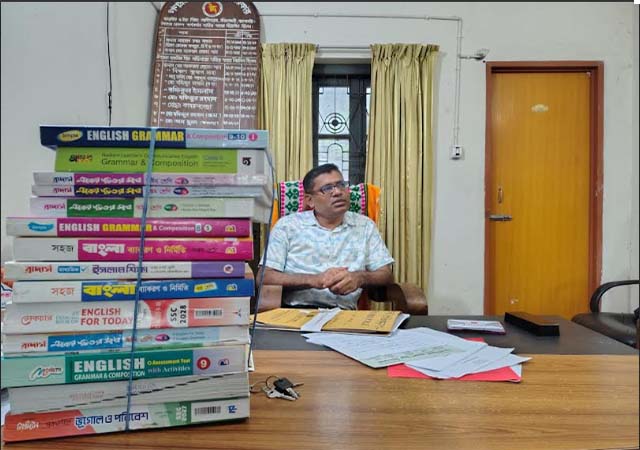 বাগেরহাটের একটি স্কুলে ঝটিকা অভিযান, নিষিদ্ধ গাইড জব্দ