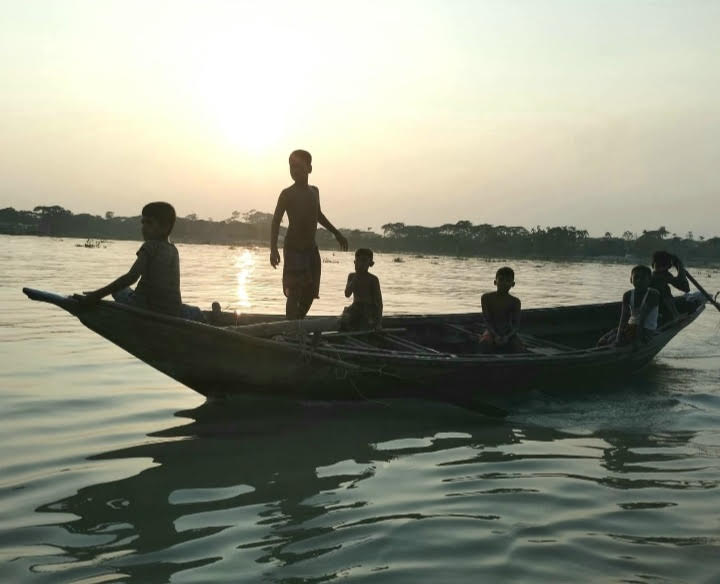 দারিদ্র্যের কশাঘাতে ভোলার উপকূলীয় শিশুর শিক্ষাজীবন সংকটে