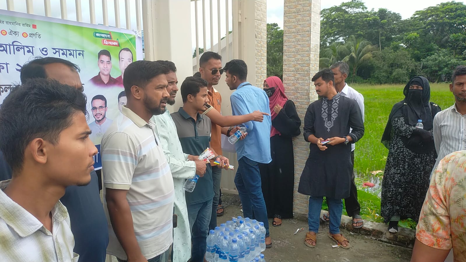 পটুয়াখালীতে এইচএসসি পরীক্ষার্থীদের মাঝে ছাত্রদলের শিক্ষা উপকরণ ও পানি বিতরণ