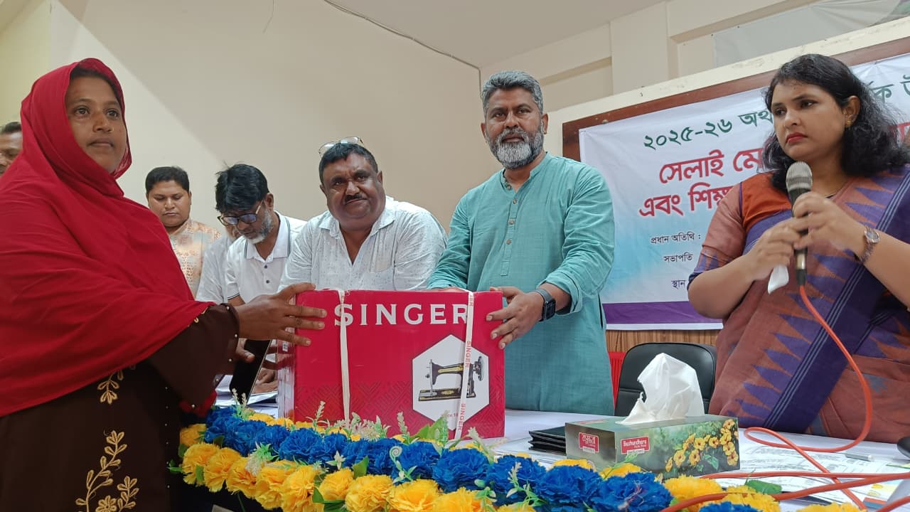 নওগাঁয় উপকারভোগীদের মাঝে সেলাই মেশিন ও কৃষি বীজ বিতরণ