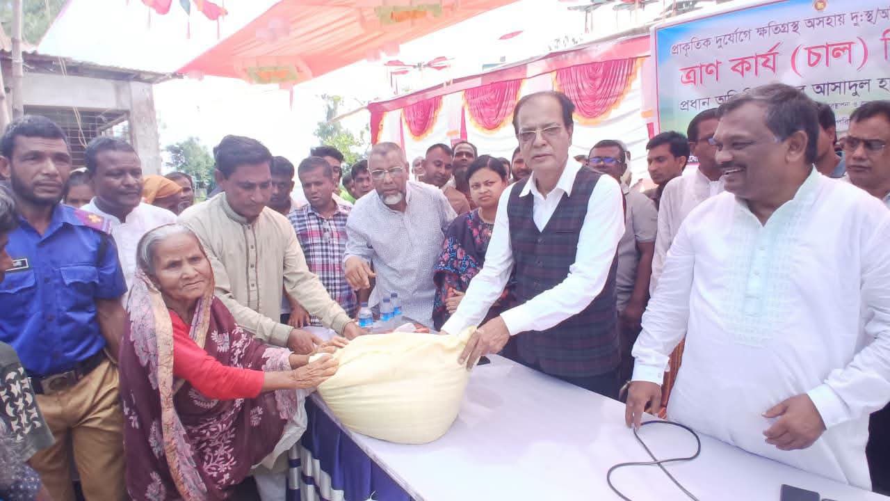 লালমনিরহাটে বন্যাদুর্গত ১৫শ পরিবারের মধ্যে ত্রাণ ও অর্থ বিতরণ