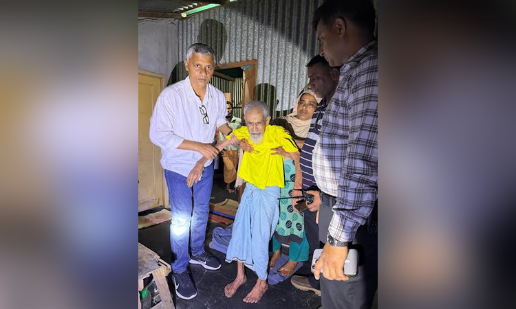 টাঙ্গাইলে রাস্তায় ফেলে যাওয়া বৃদ্ধের দায়িত্ব নিলেন প্রতিমন্ত্রী টুকু