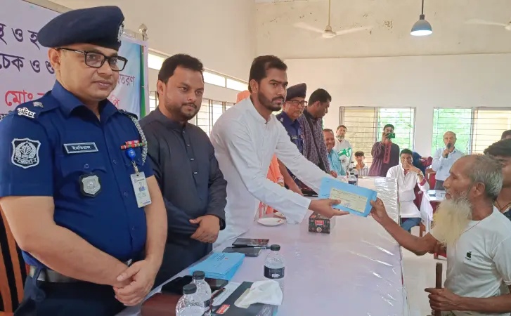 পটুয়াখালীতে ৬৭ উপকারভোগীর মাঝে সহায়তার চেক ও খাবার বিতরণ