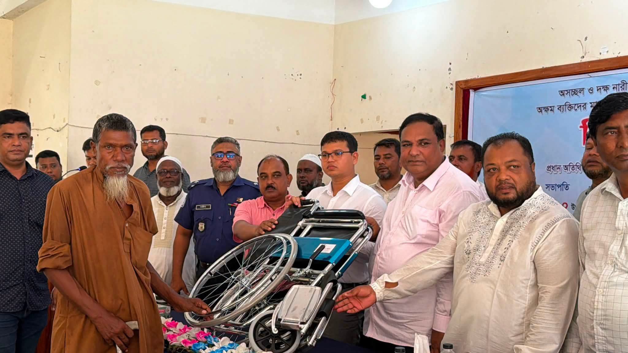 আদিতমারীতে অসচ্ছল নারী, প্রতিবন্ধী ও শিক্ষা প্রতিষ্ঠানে সহায়তা সামগ্রী বিতরণ