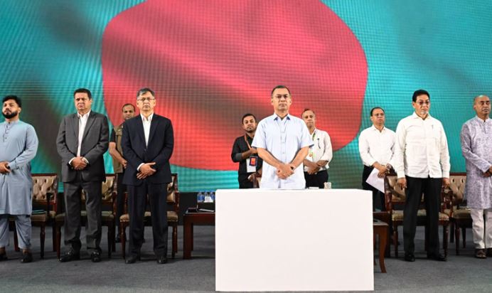 শনিবার বাংলাদেশ-চীন মৈত্রী সম্মেলন কেন্দ্রে জুলাই জাতীয় সম্মেলনে শহীদদের স্মরণে দাঁড়িয়ে শ্রদ্ধা জানান প্রধানমন্ত্রী তারেক রহমান। ছবি : পিএমও