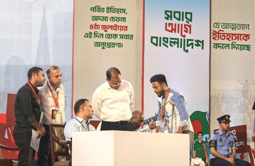শনিবার রাজধানীর বাংলাদেশ-চীন মৈত্রী সম্মেলন কেন্দ্রে জুলাই জাতীয় সম্মেলনে প্রধানমন্ত্রী তারেক রহমানের সঙ্গে শহীদ ও আহতদের পরিবারের সদস্যরা। ছবি : পিএমও