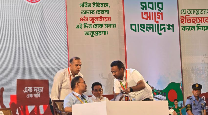 শনিবার রাজধানীর বাংলাদেশ-চীন মৈত্রী সম্মেলন কেন্দ্রে জুলাই জাতীয় সম্মেলনে প্রধানমন্ত্রী তারেক রহমানের সঙ্গে শহীদ ও আহতদের পরিবারের সদস্যরা। ছবি : পিএমও